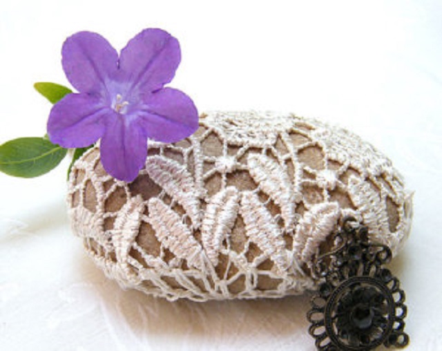 Sassi decorati - foto via www.donnaclick.it 