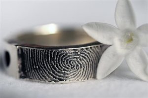 Anelli con impronte digitali - foto via www.etsy.com